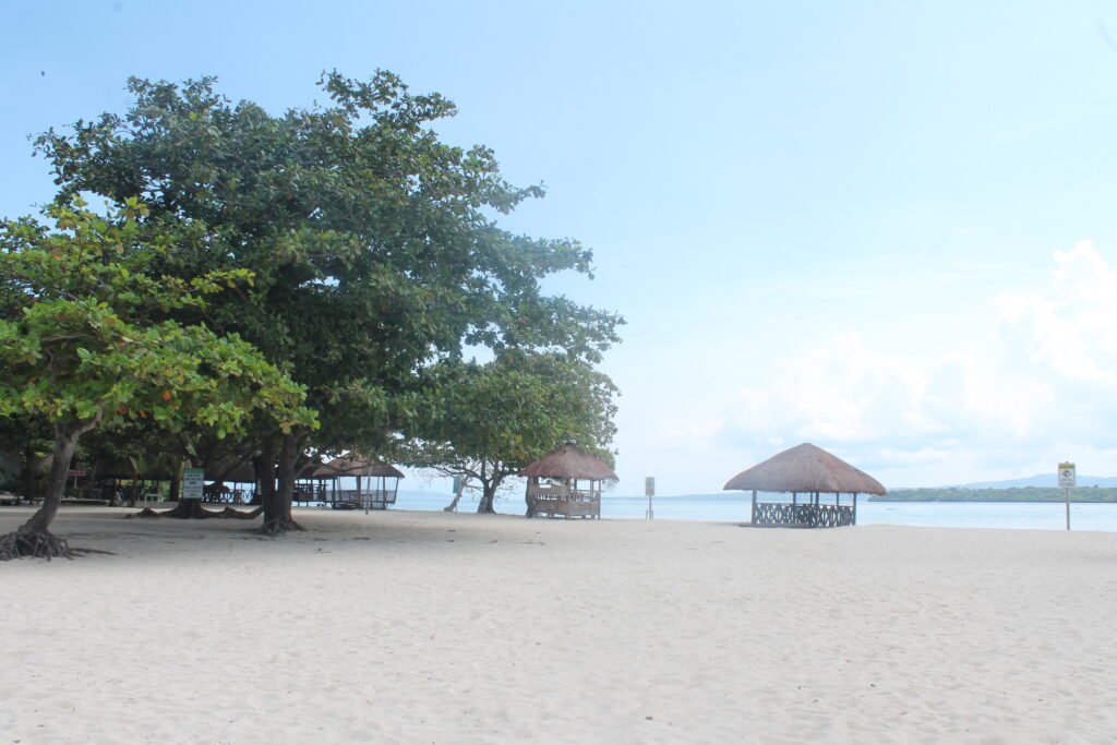 The wide area of sand good for playing beach volleyball and beach activities.